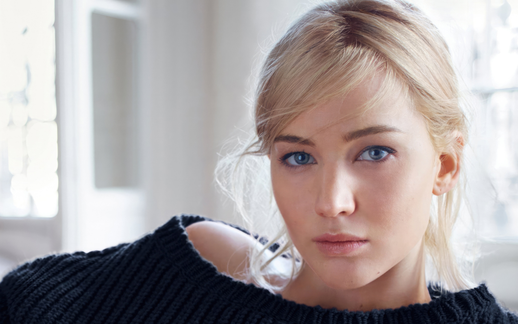 Внимательный взгляд актрисы Дженнифер Лоуренс