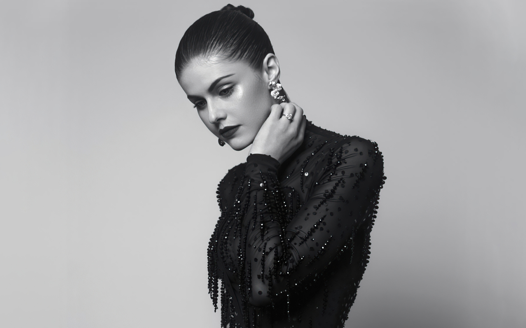 Актриса Александра Даддарио в черном платье на сером фоне