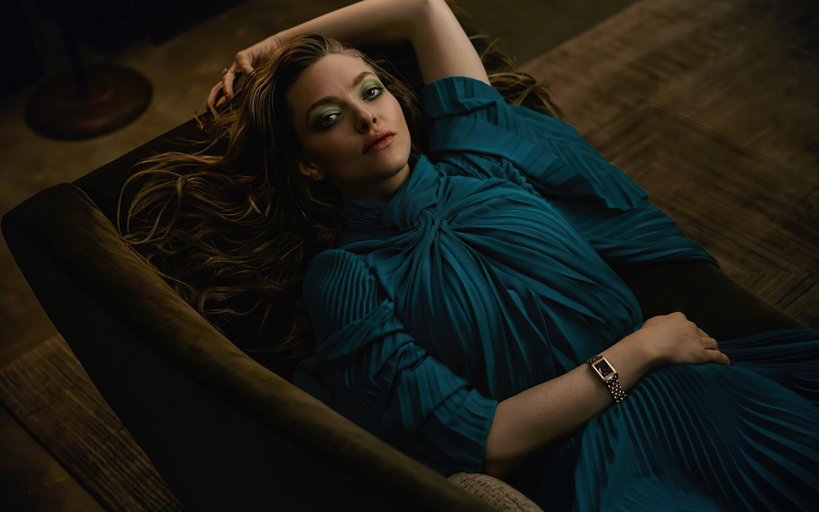 Актриса Аманда Сайфред в платье лежит на диване