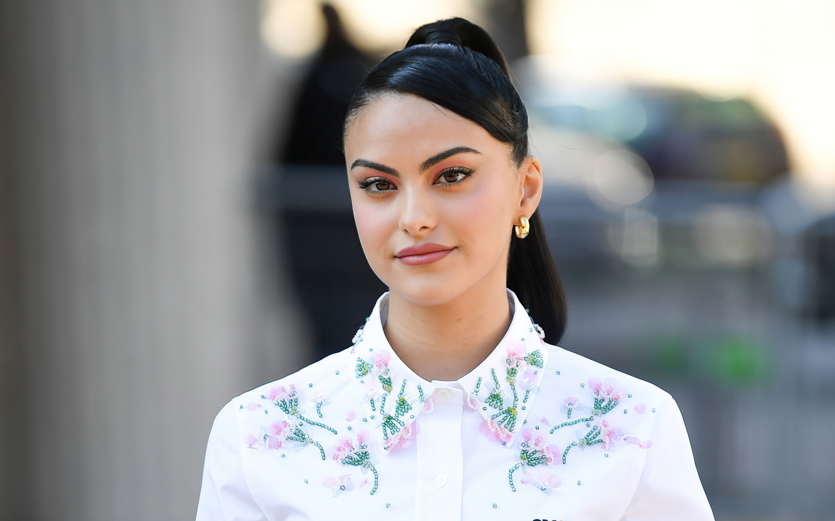 Актриса Камила Мендес в рубашке