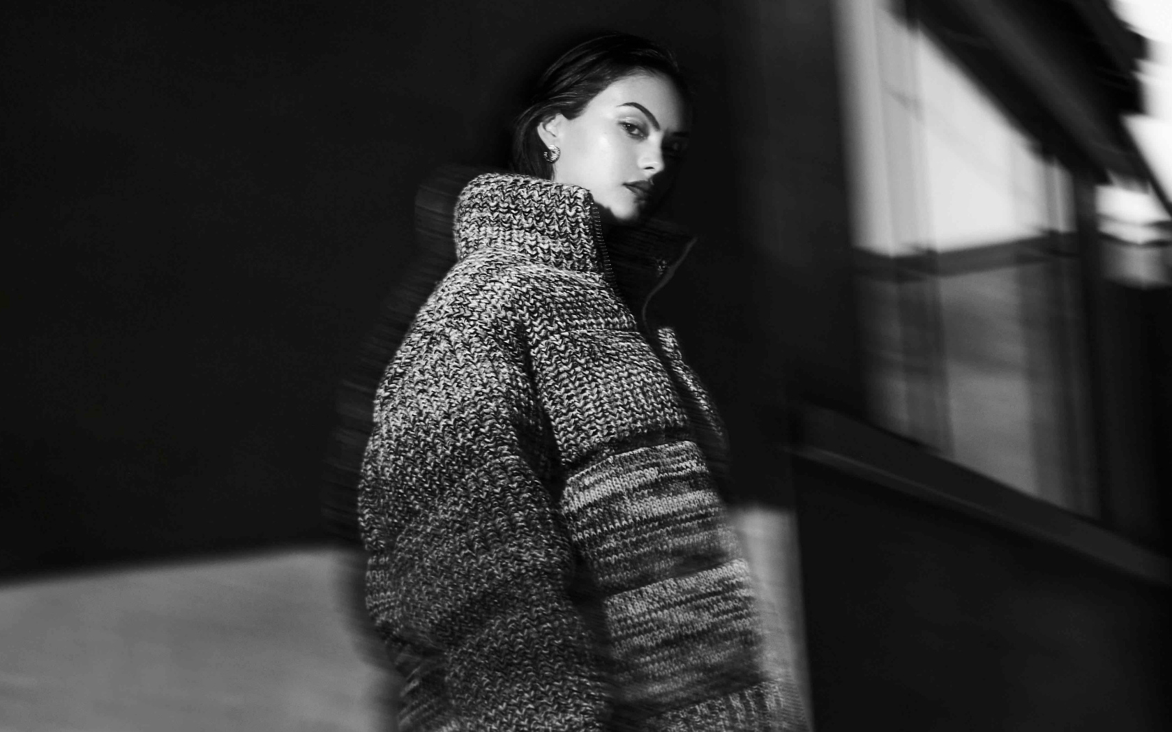 Актриса Камила Мендес в теплом свитере