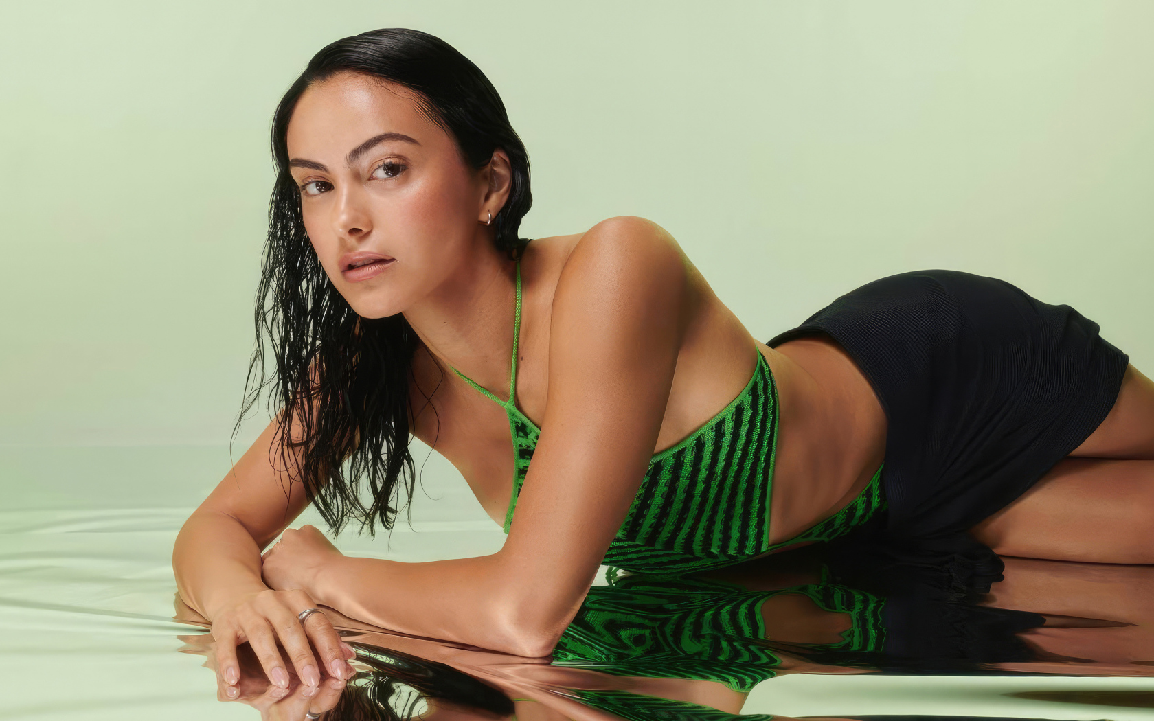 Актриса Камила Мендес лежит на полу