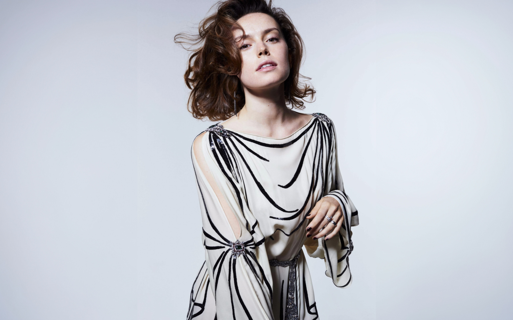 Актриса Дейзи Ридли в платье на сером фоне