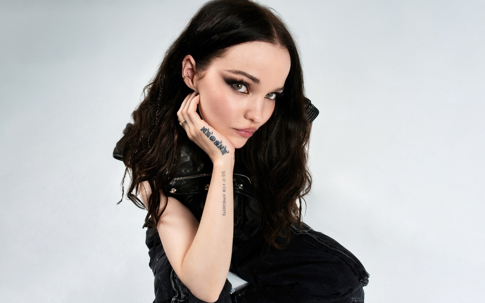 Актриса Дав Кэмерон с темными волосами