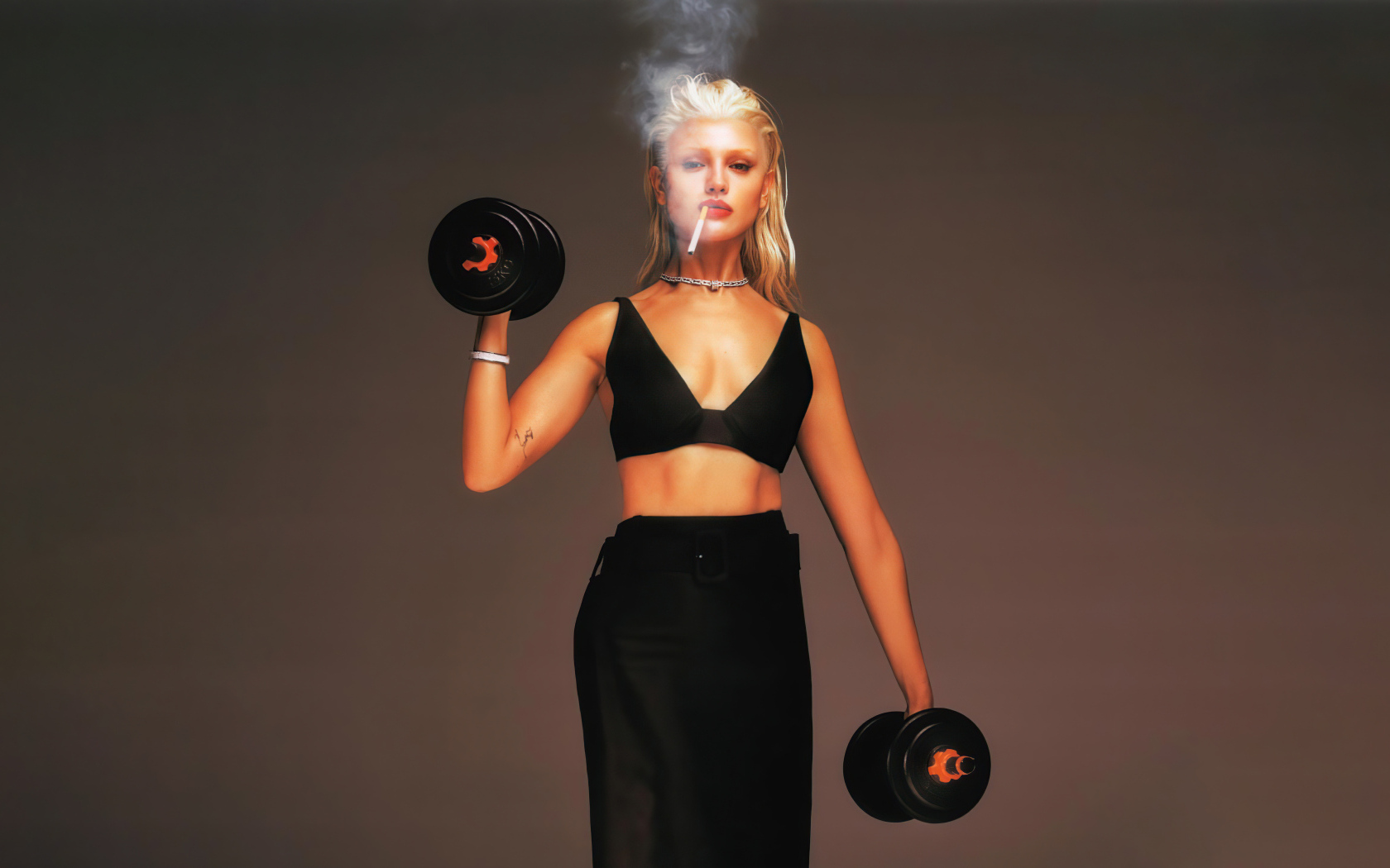 Актриса Эйса Гонсалес с гантелями в руках