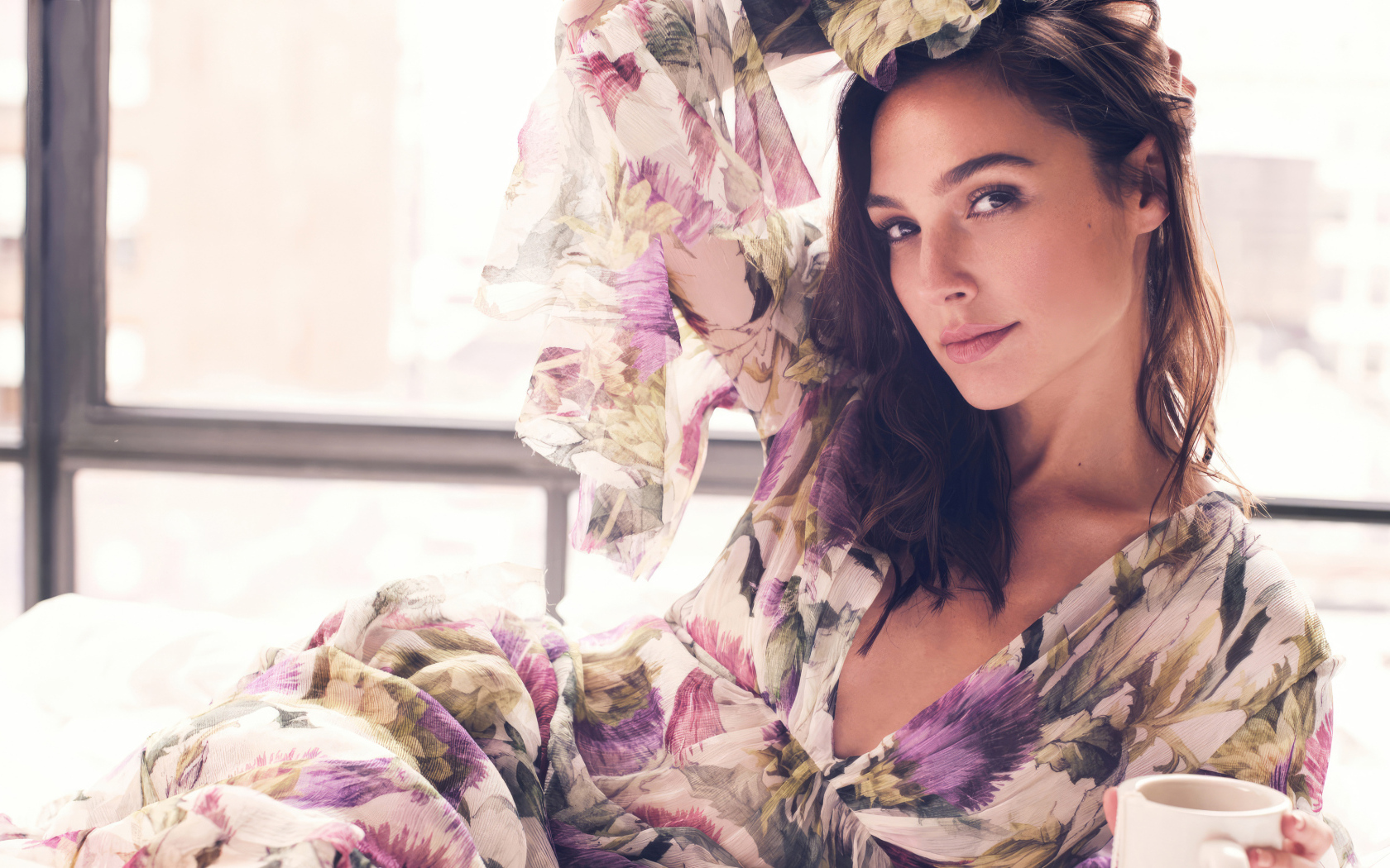 Актриса Галь Гадот в цветастом платье