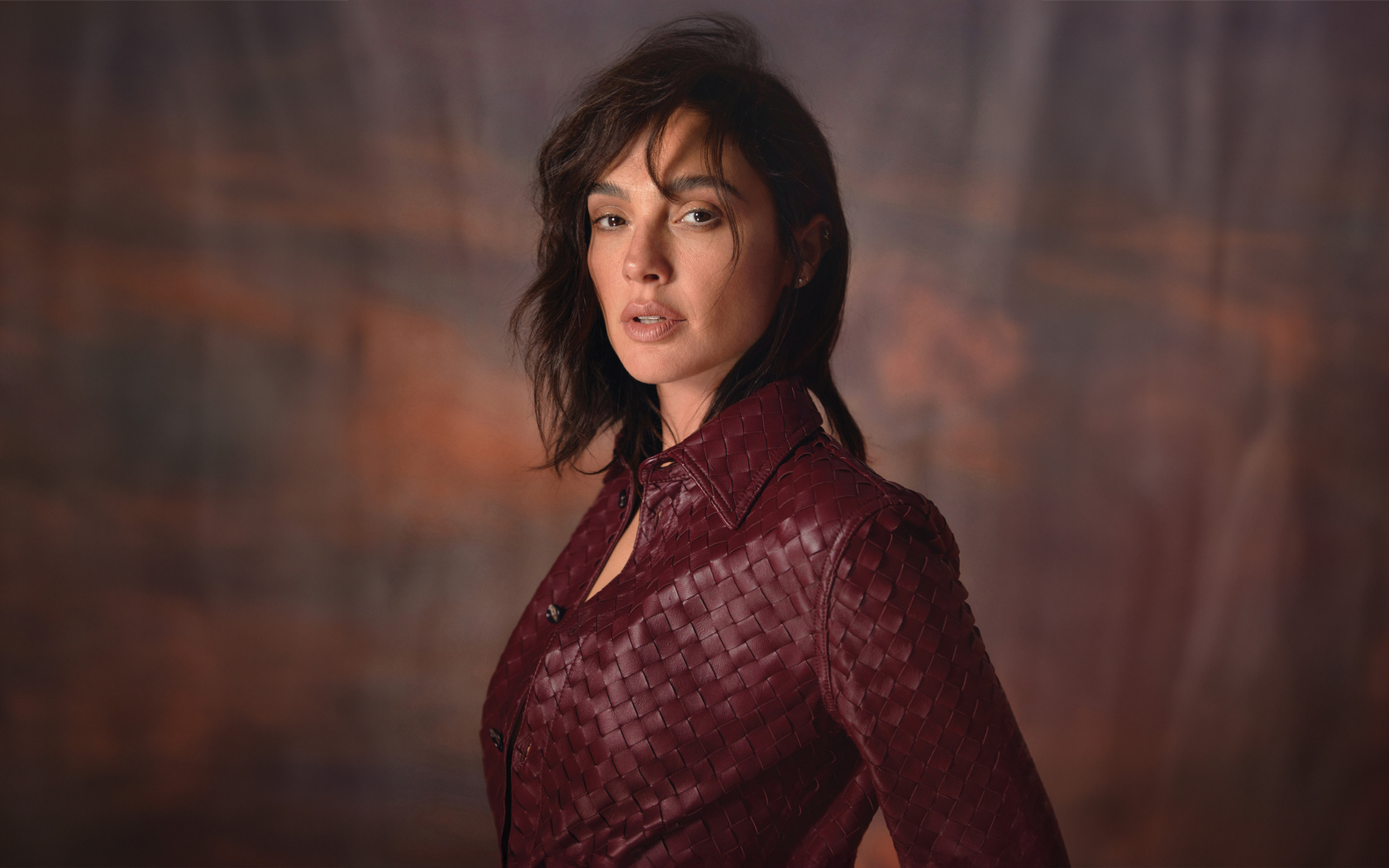 Актриса Галь Гадот в красной кожаной куртке