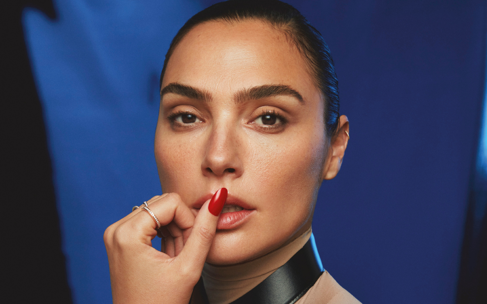 Красный маникюр у актрисы Галь Гадот