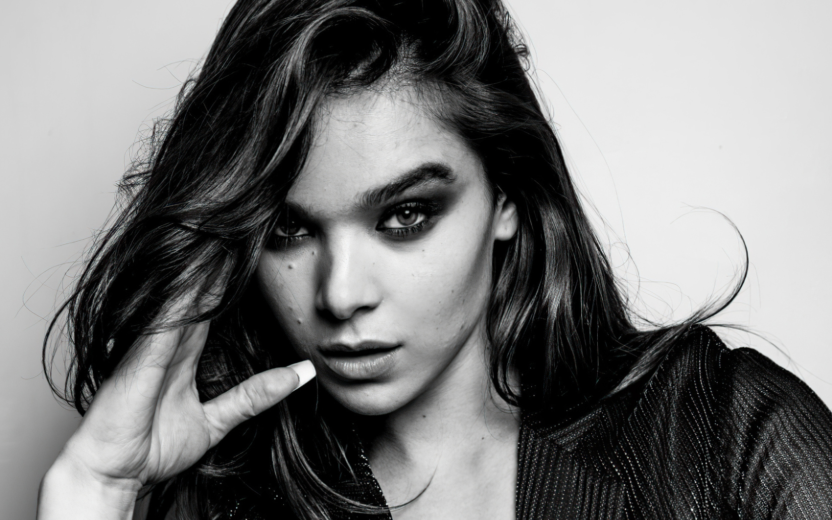 Актриса Хейли Стейнфилд черно-белое фото