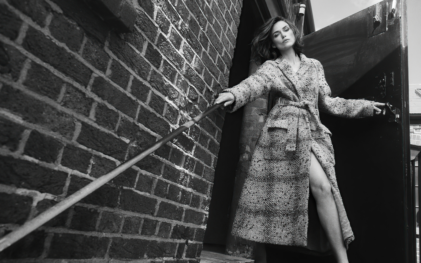 Актриса Кира Найтли в пальто у стены