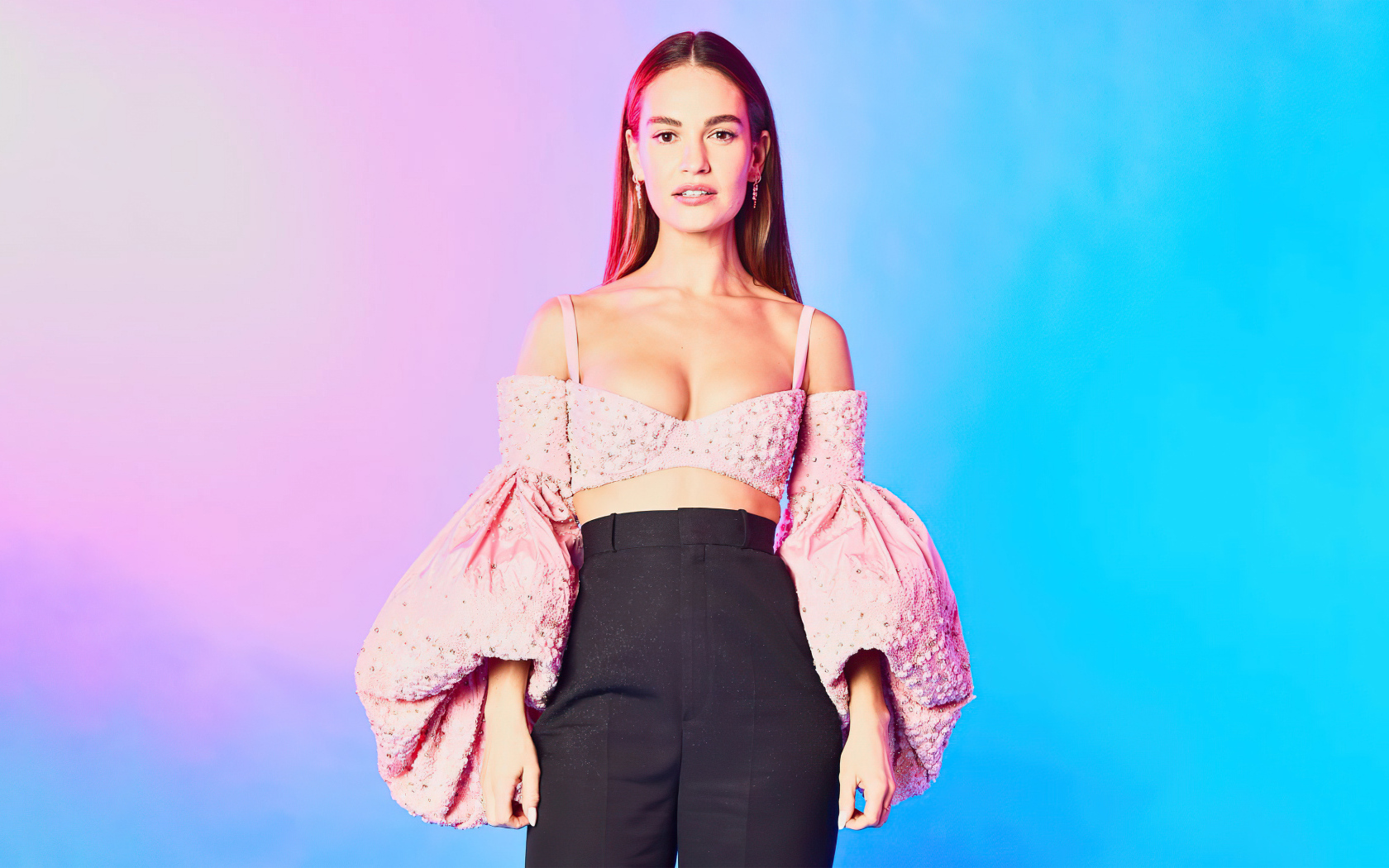 Актриса Лили Джеймс на разноцветном фоне