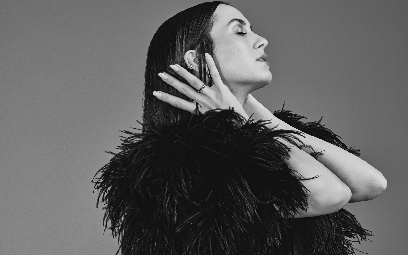 Актриса Мод Апатоу в черном платье на сером фоне