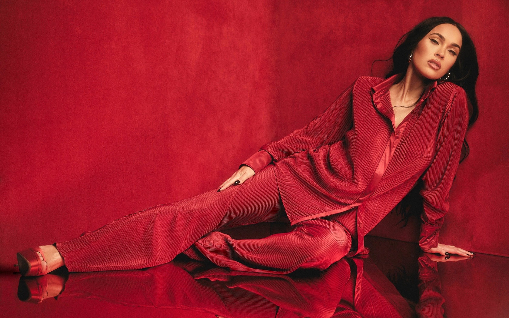 Актриса Меган Фокс в красном костюме