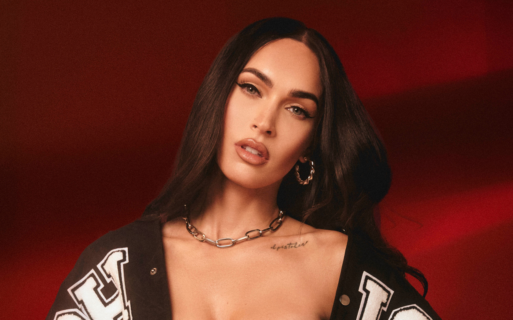 Актриса Меган Фокс на красном фоне