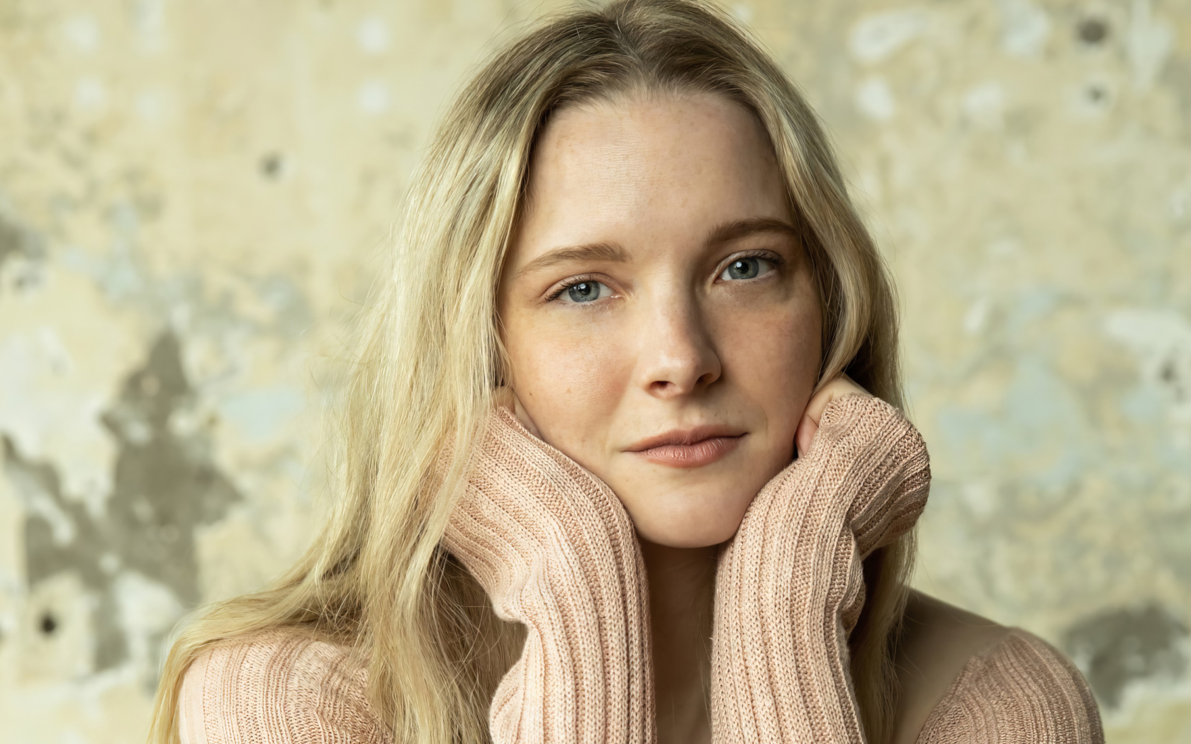 Актриса Морфидд Кларк в свитере