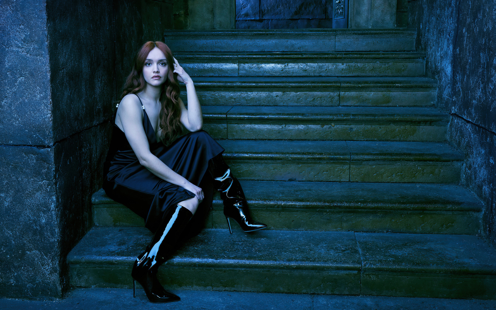 Актриса Оливия Кук сидит на ступеньках