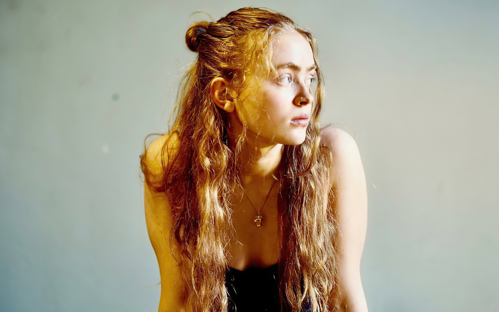 Актриса Сэди Синк на сером фоне