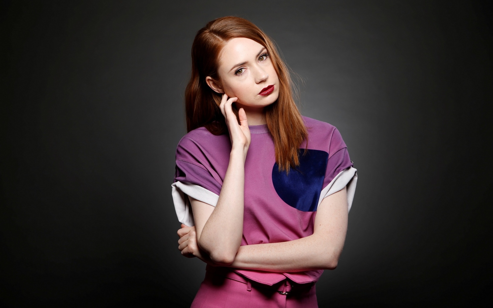 Актриса с рыжими волосами Карен Гиллан на черном фоне