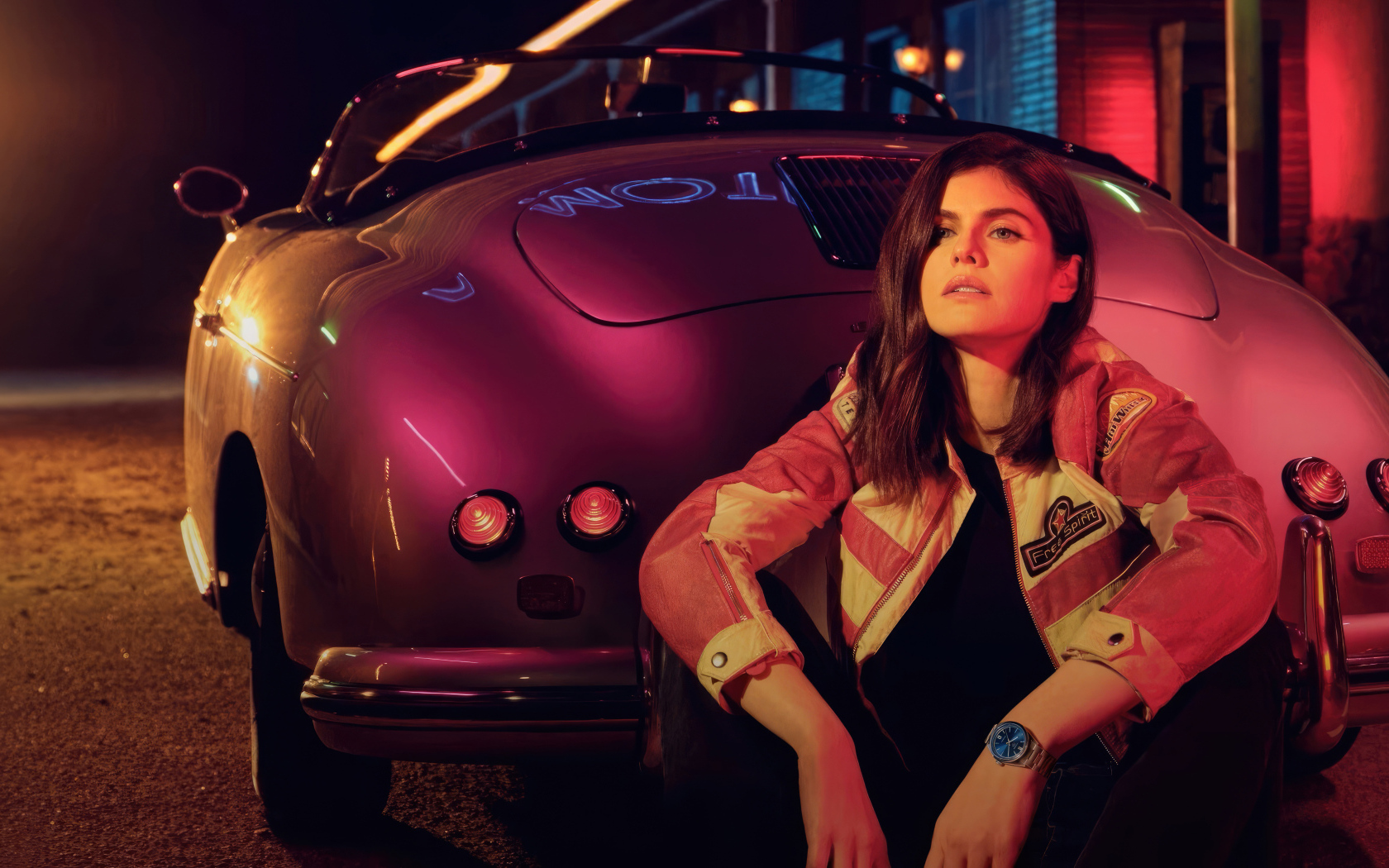 Американская актриса Александра Даддарио сидит у автомобиля