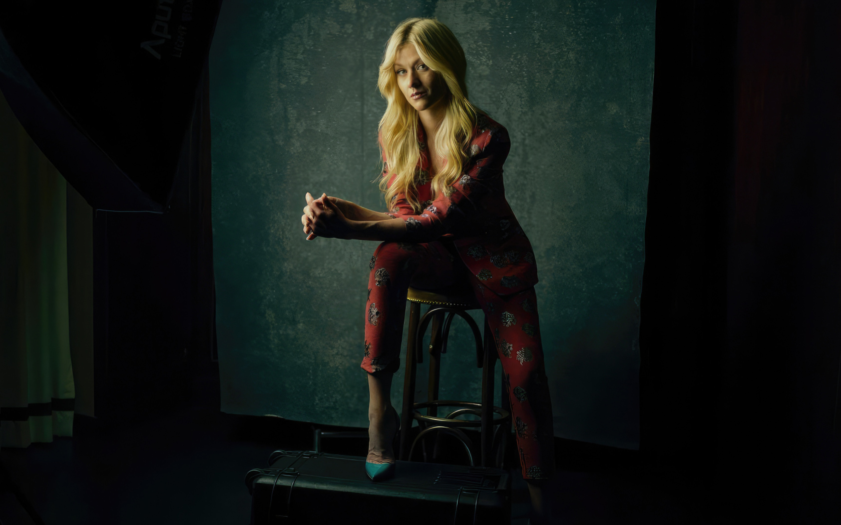 Американская актриса Кэтрин Макнамара в костюме