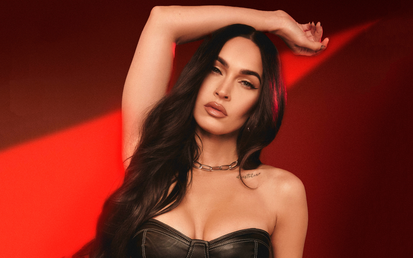 Американская актриса  Меган Фокс на красном фоне