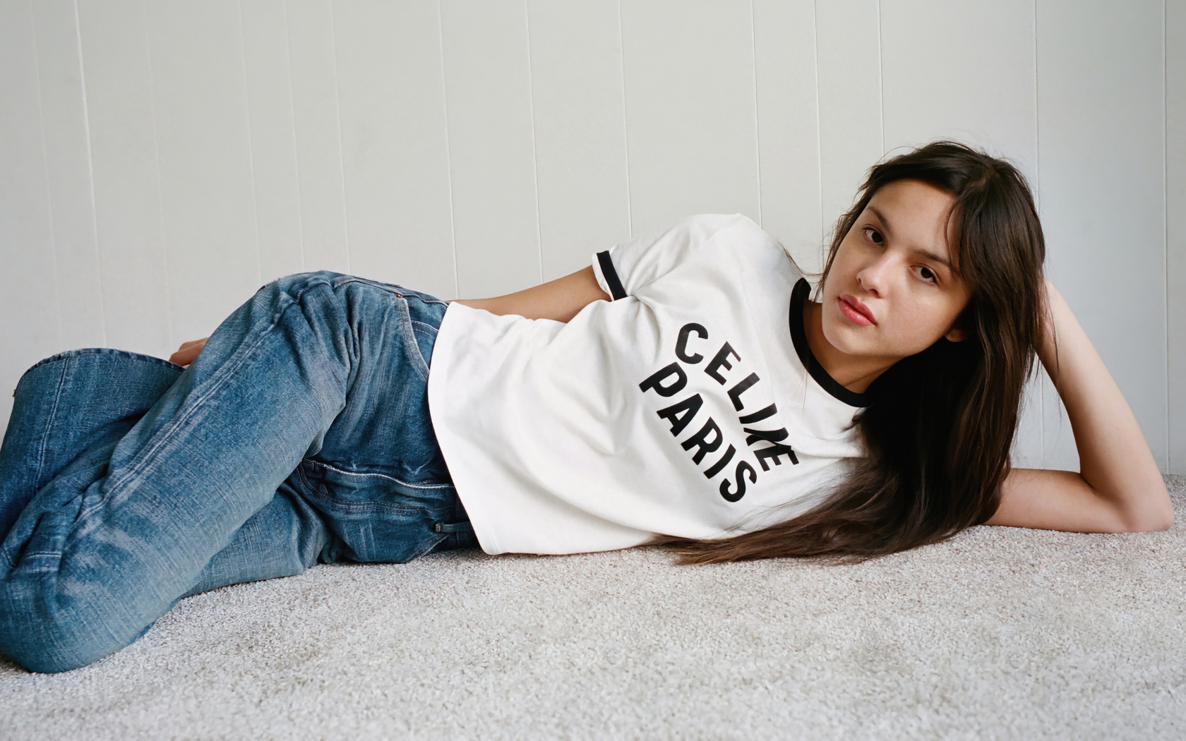 Американская актриса Оливия Родриго в голубых джинсах