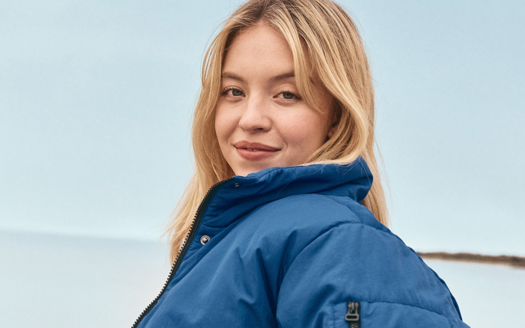 Американская актриса Сидни Суини в теплой куртке