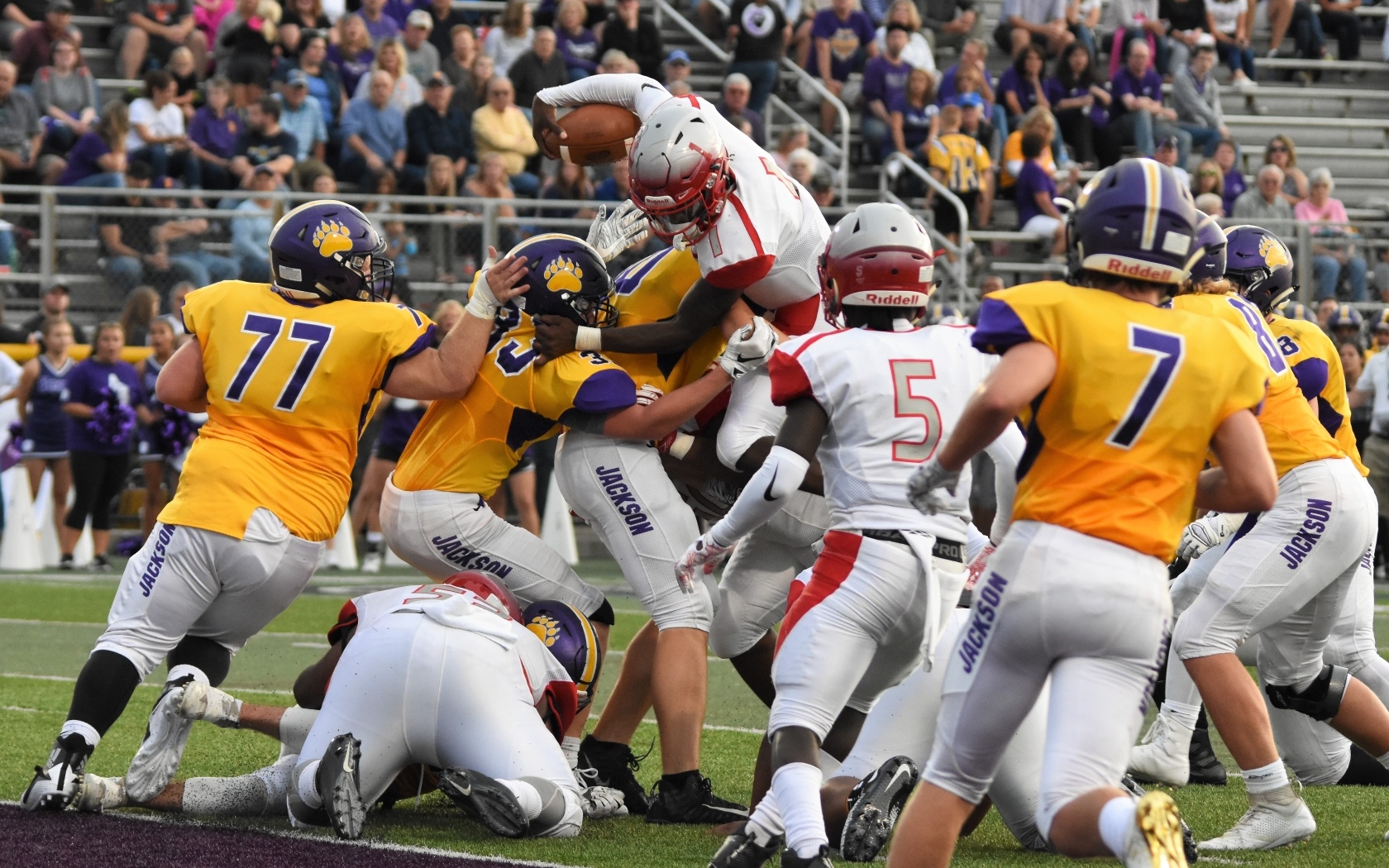 Игроки в американский футбол на поле