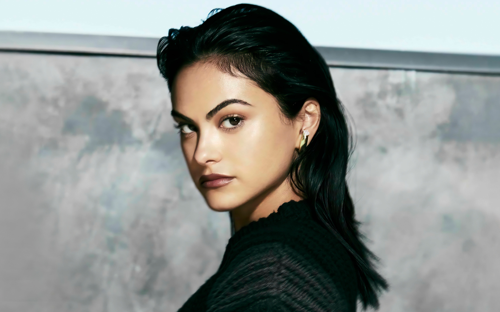 Красивая брюнетка Камила Мендес