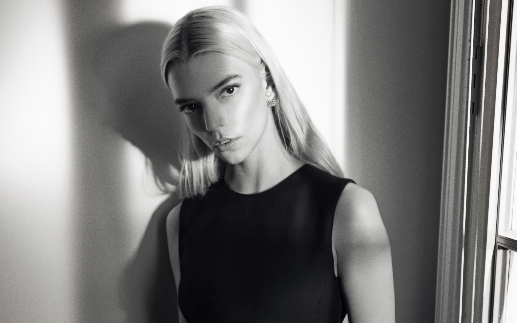 Красивая девушка актриса Аня Тейлор-Джой стоит у стены