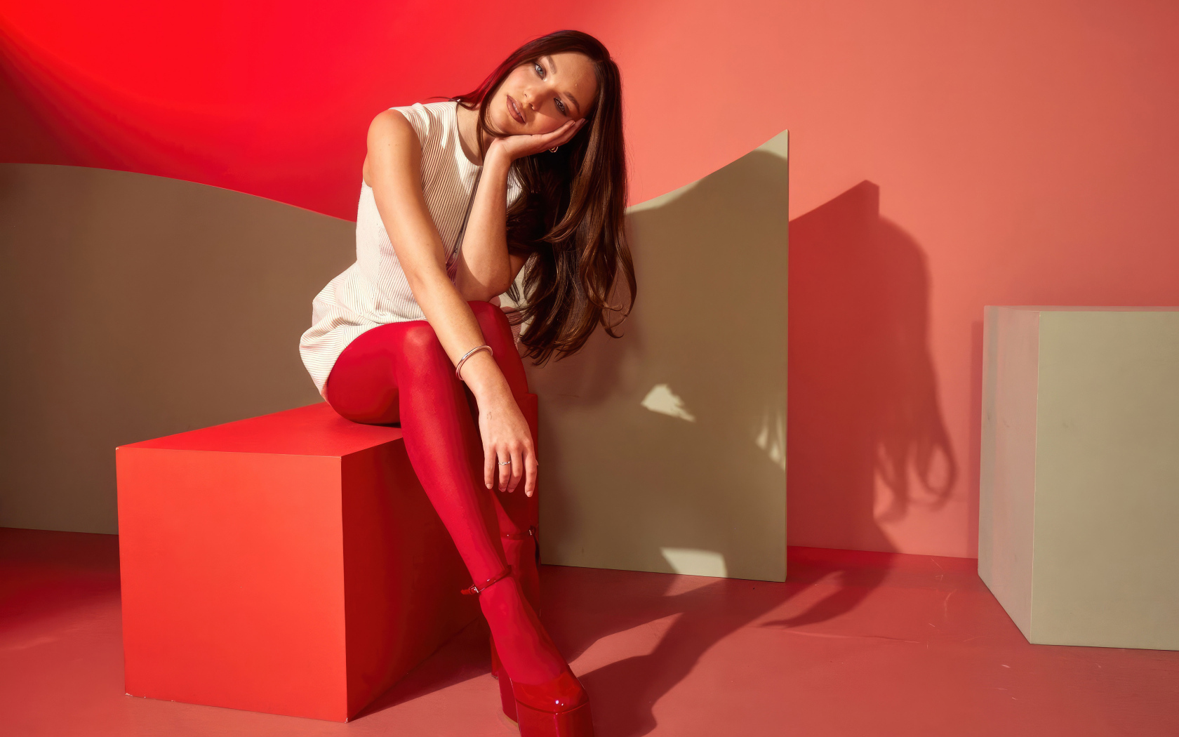 Красивая девушка танцовщица Мэдди Зиглер в красной комнате