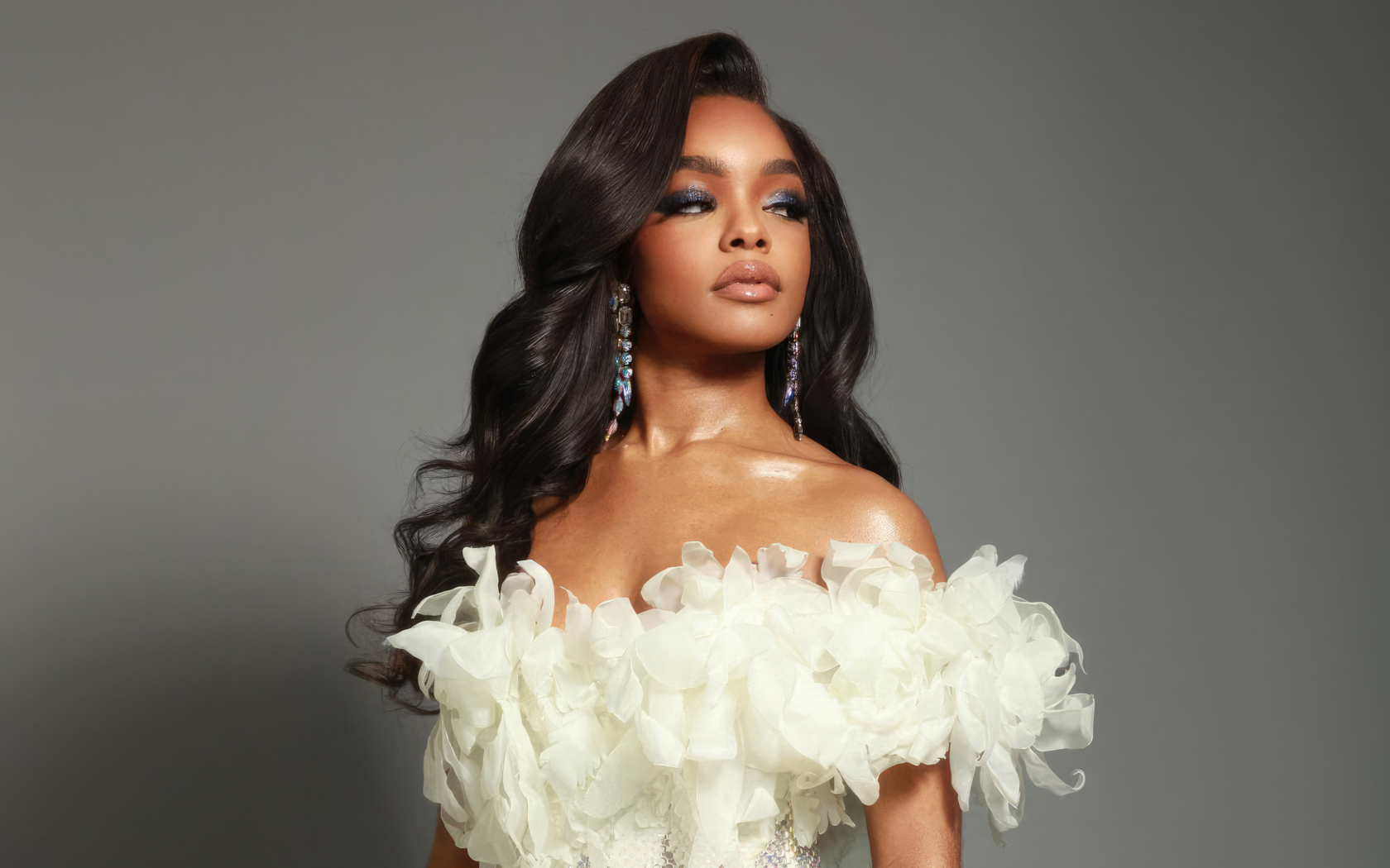 Красивая стильная девушка Марсай Мартин  в белом платье