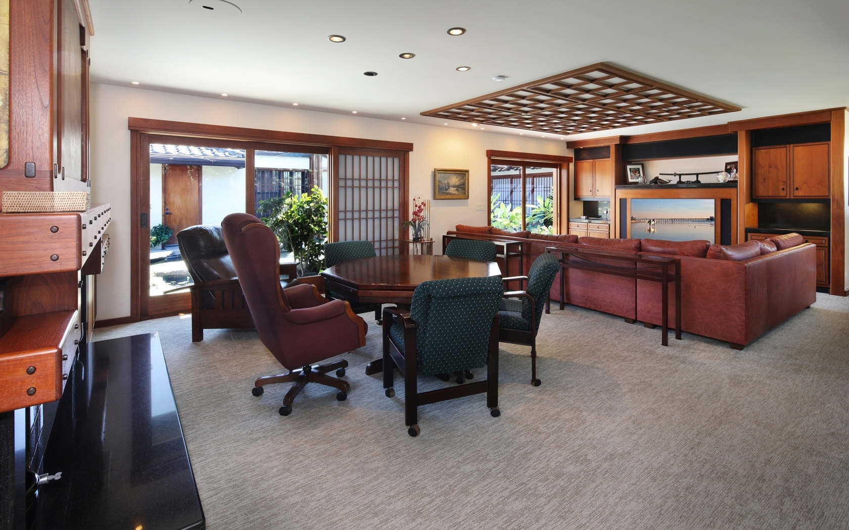 Красивая деревянная мебель в гостиной