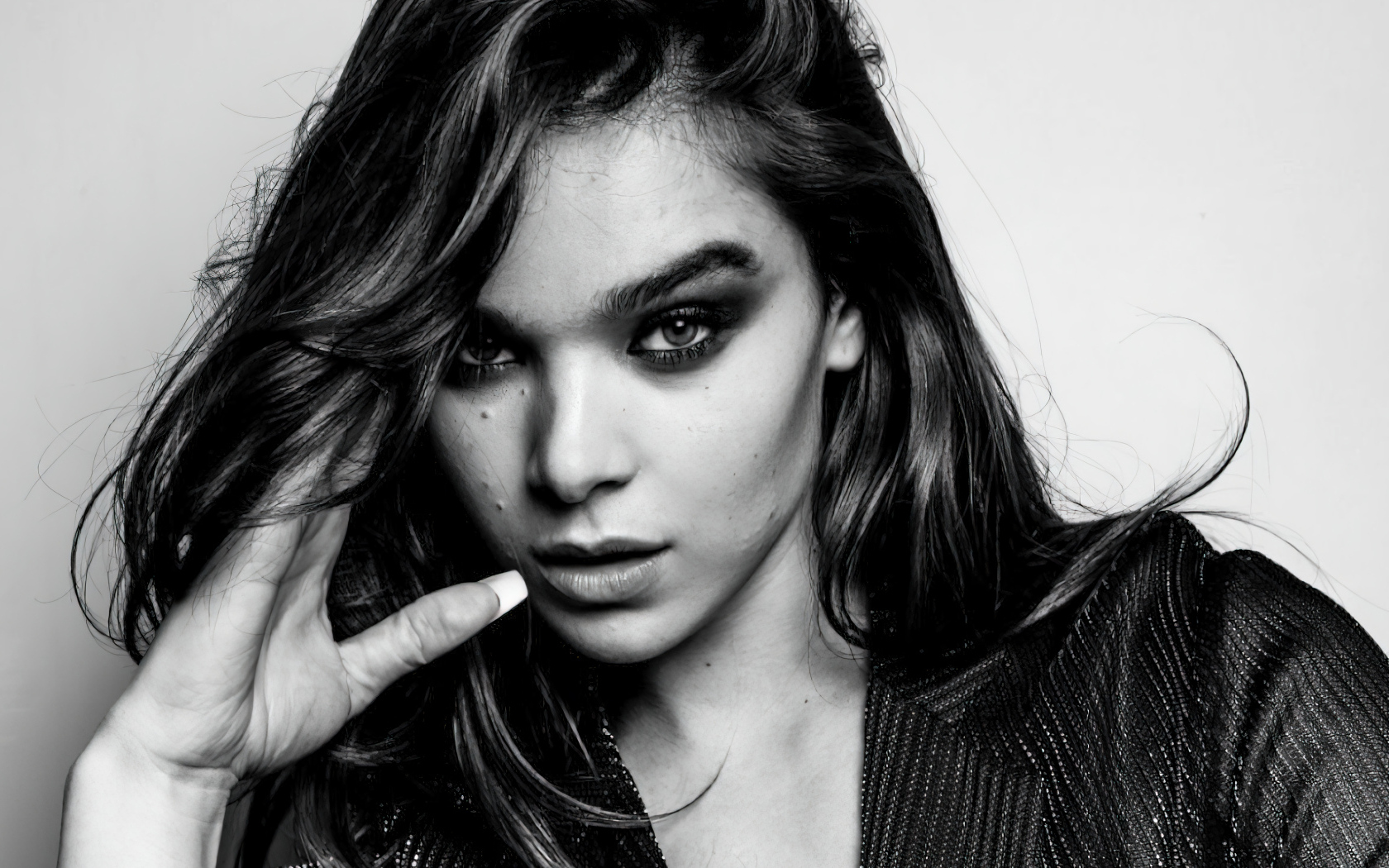Черно-белое фото актрисы Хейли Стейнфилд на сером фоне