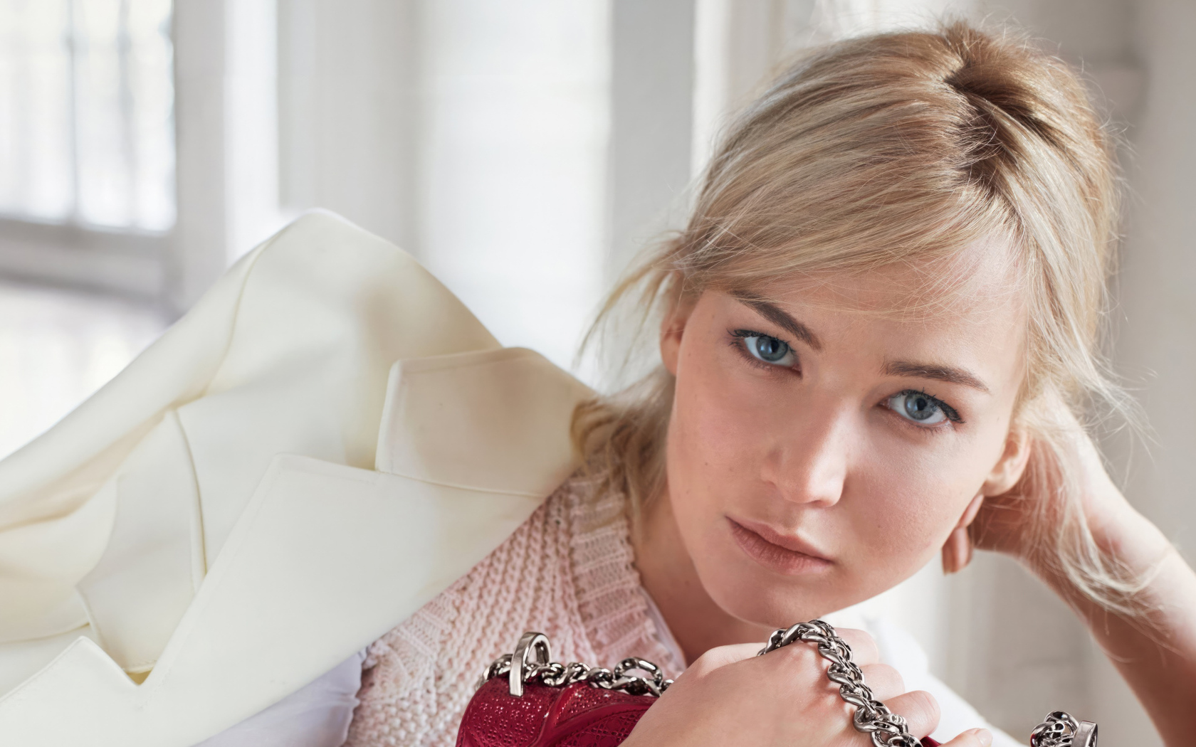 Голубоглазая актриса Дженнифер Лоуренс в белом пиджаке