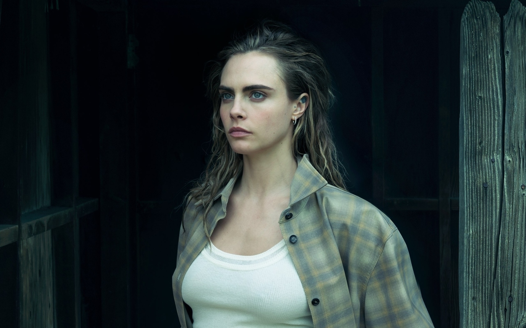 Британская актриса Кара Делевинь в рубашке