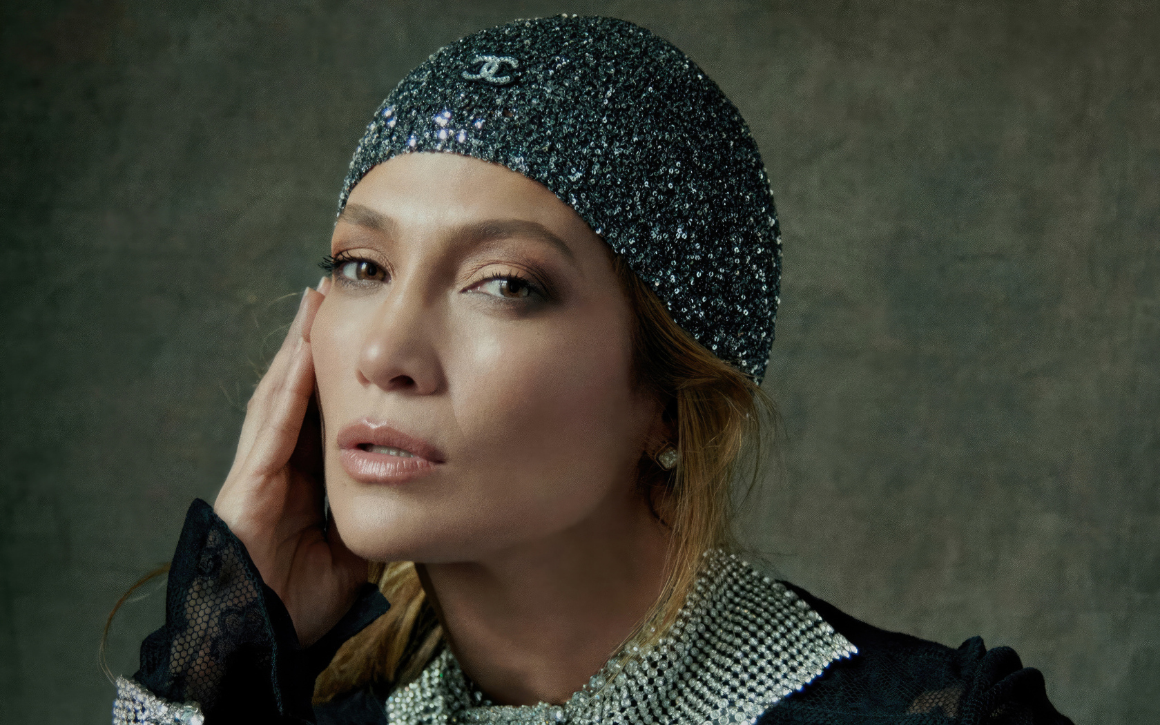 Кареглазая Дженнифер Лопес в блестящей шапке