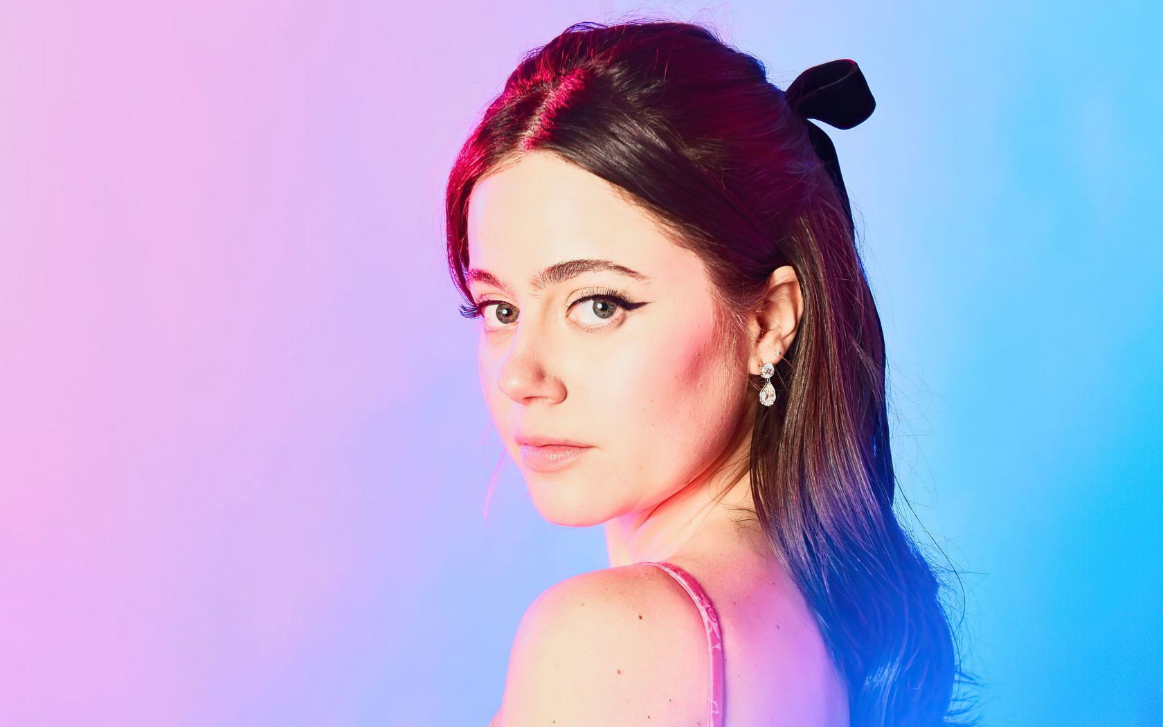 Милая девушка Молли Гордон на разноцветном фоне