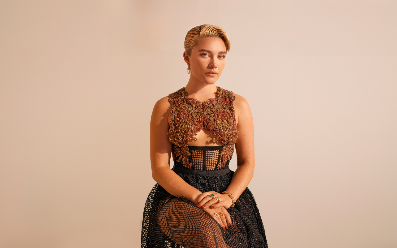 Милая молодая девушка актриса Флоренс Пью в платье