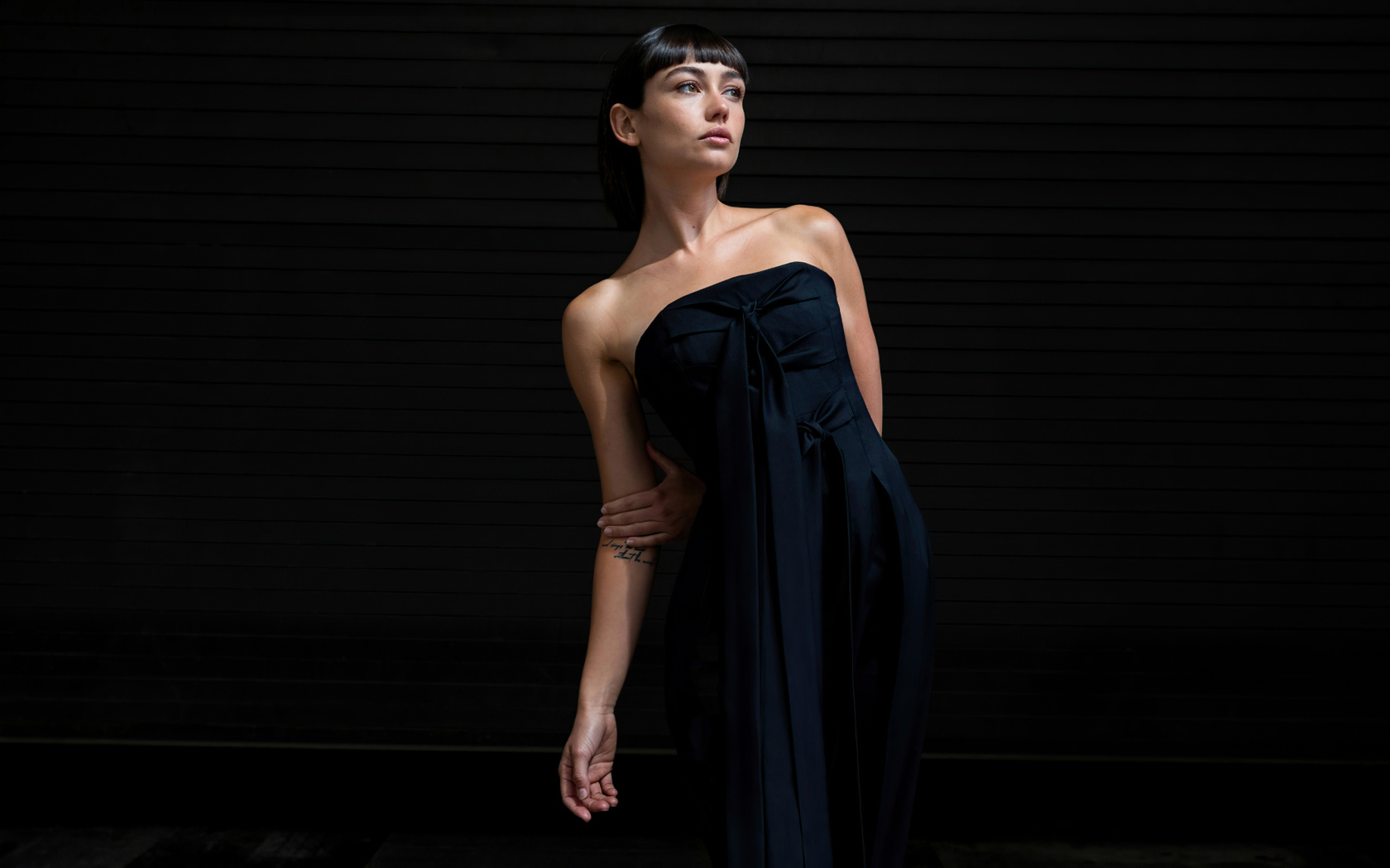 Киноактриса Сидни Чэндлер в черном платье