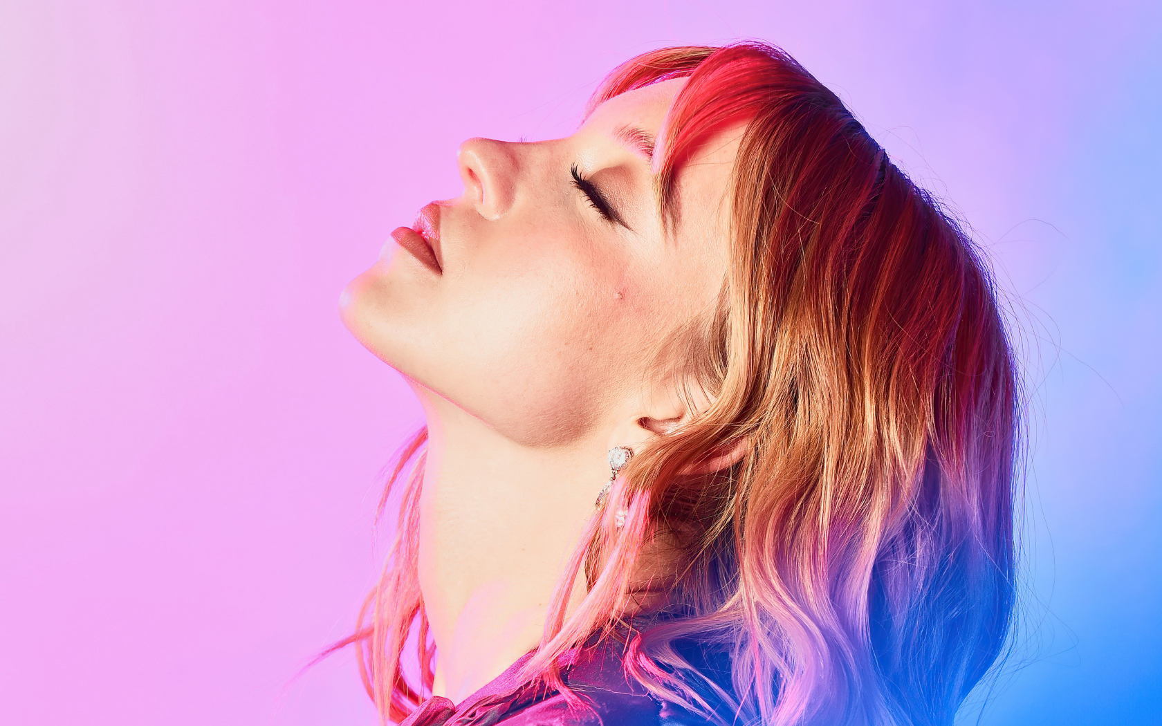 Девушка с закрытыми глазами актриса Сидни Суини