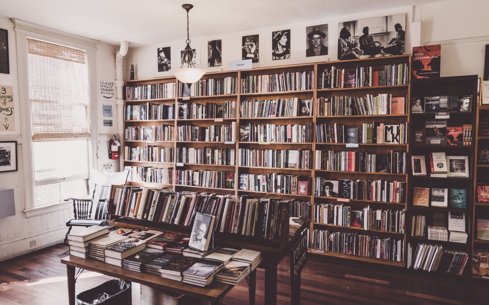 Большой шкаф с книгами в гостиной комнате