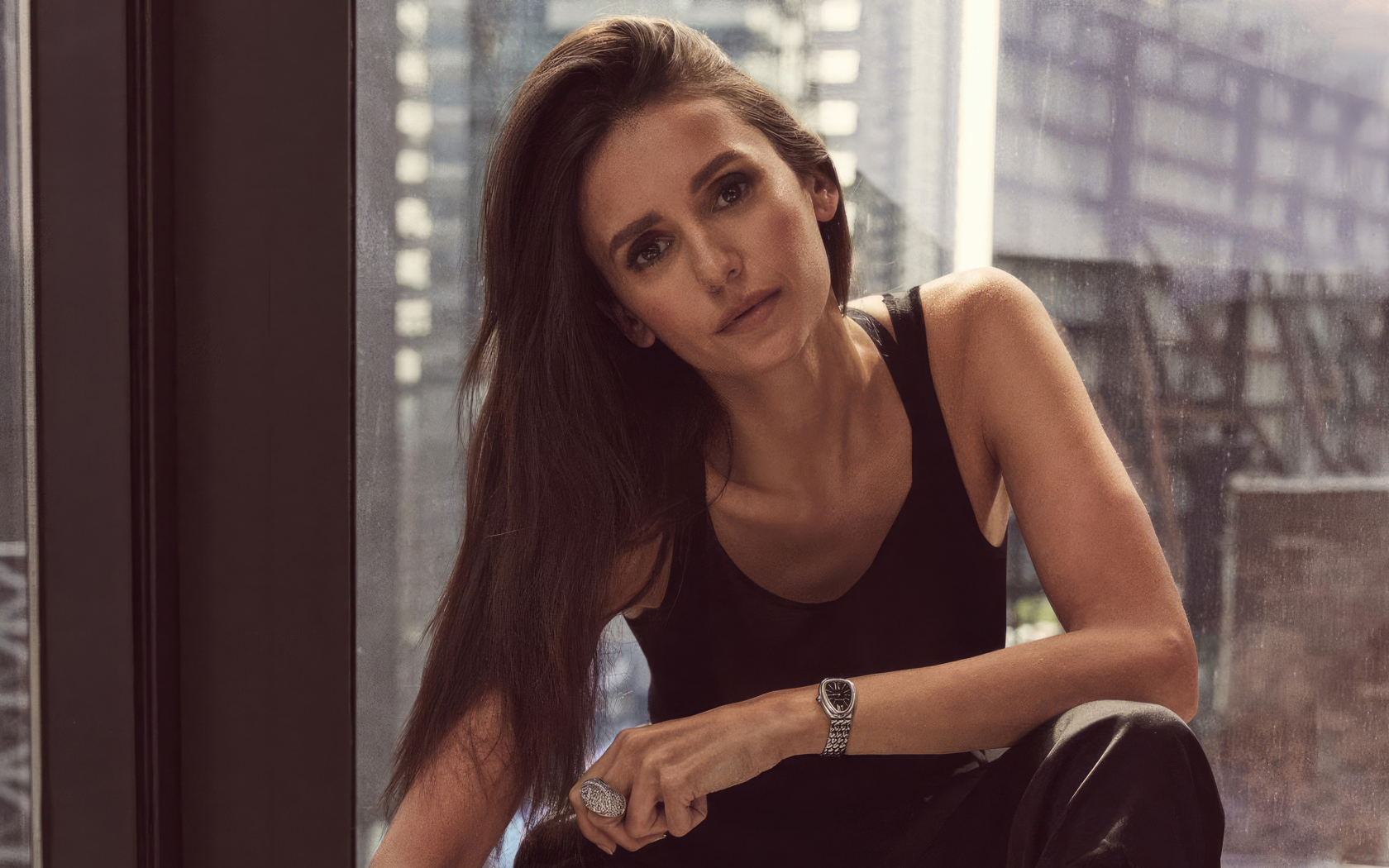 Длинноволосая канадская актриса Нина Добрев