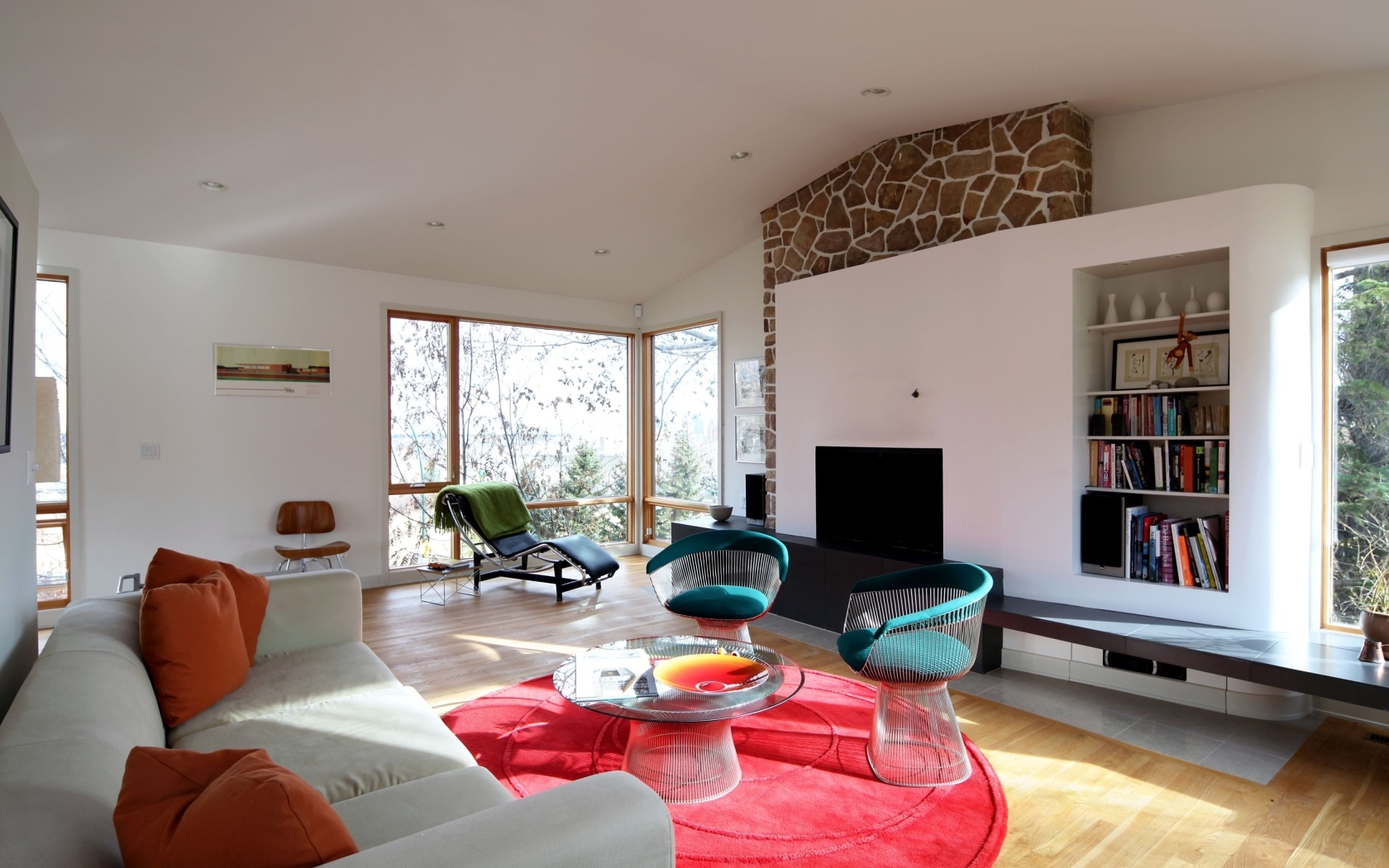 Много мебели в гостиной с большим окном