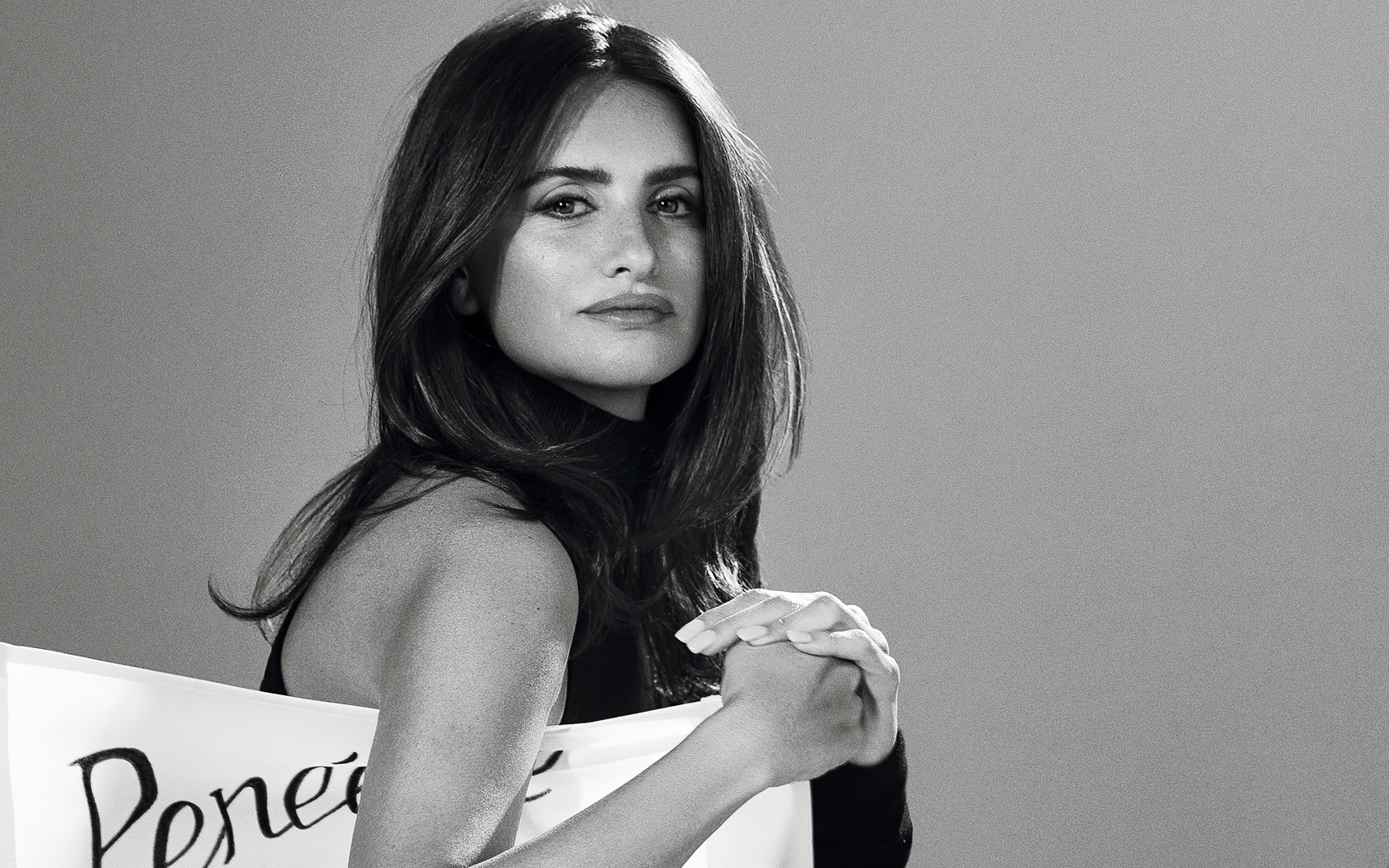 Популярная актриса Пенелопа Крус на сером фоне