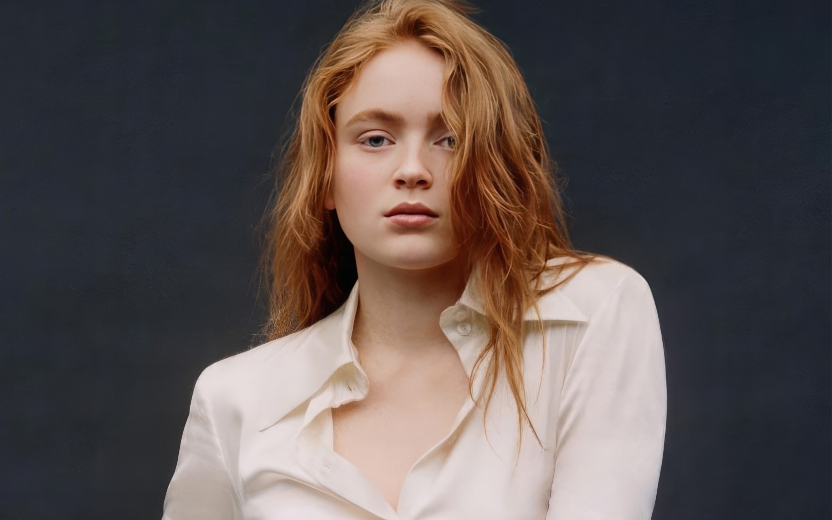 Рыжеволосая девушка актриса Сэди Синк