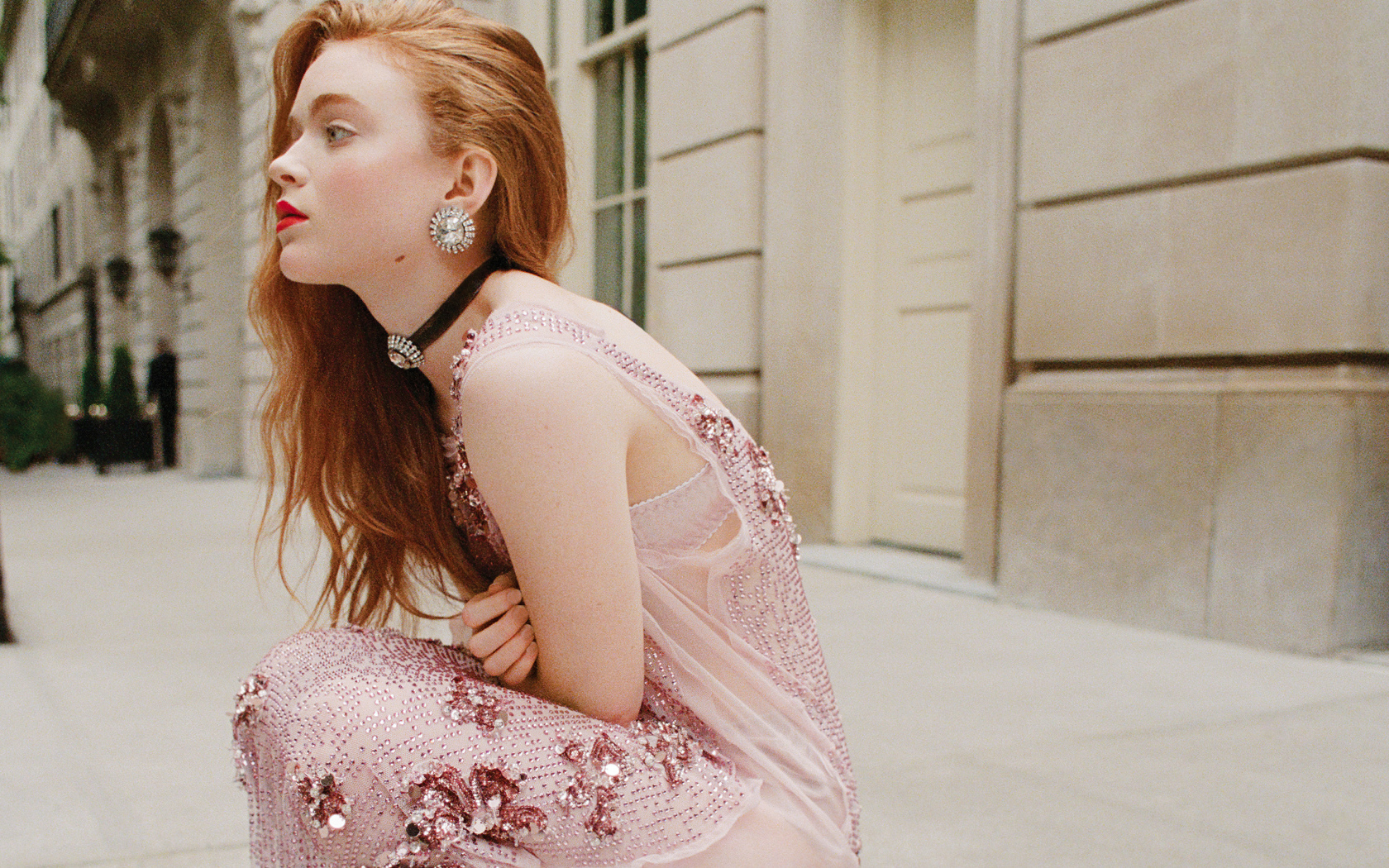 Рыжеволосая Сэди Синк в розовом платье