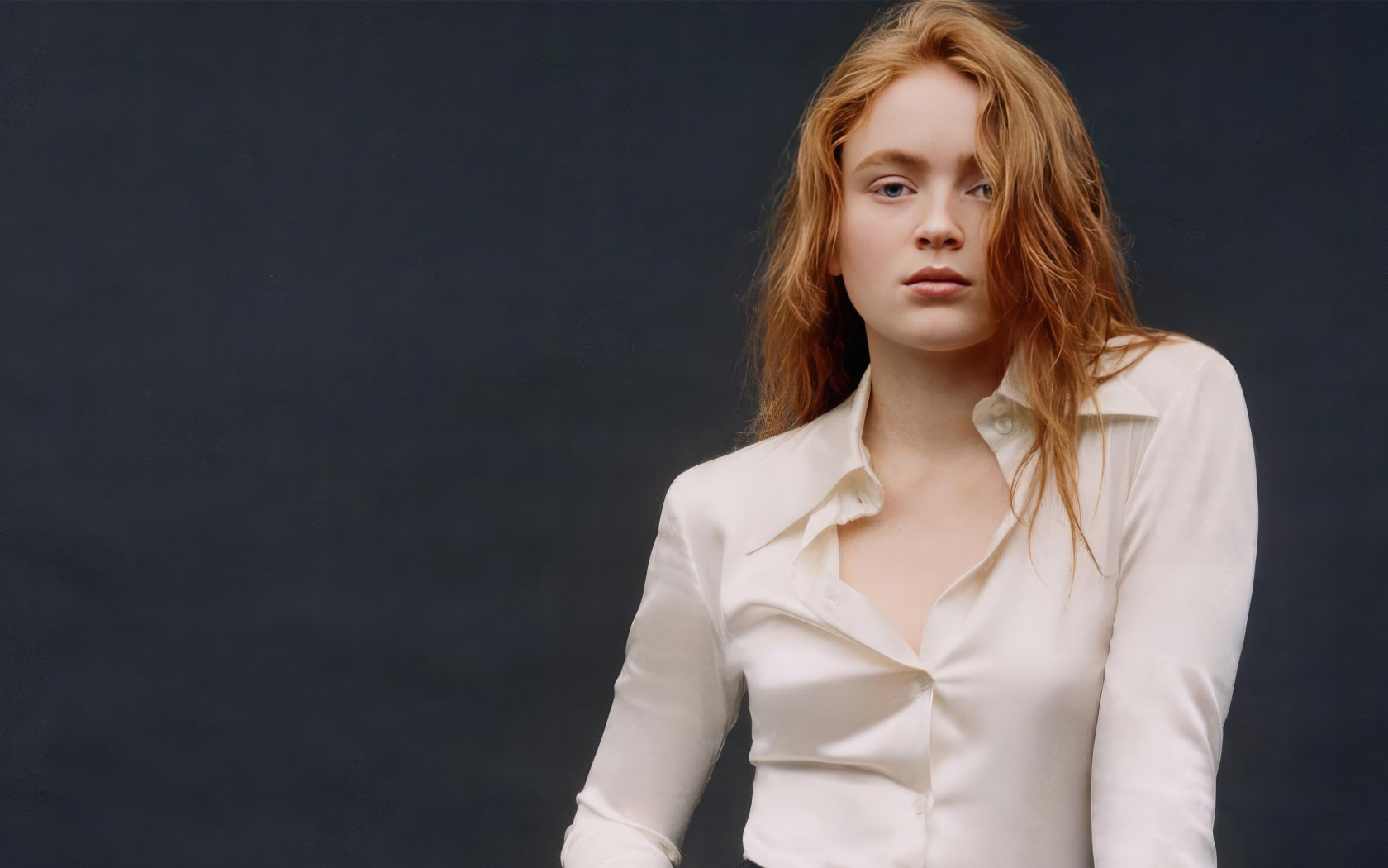 Рыжеволосая Сэди Синк  в белой блузке