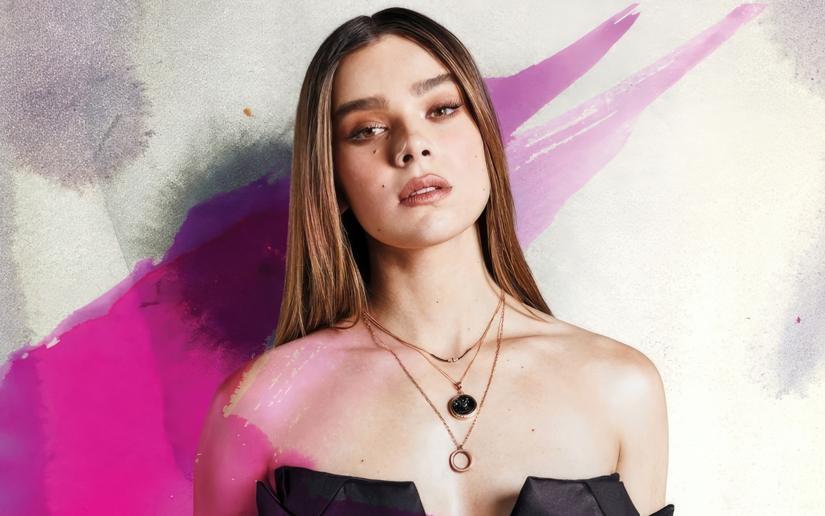 Романтическая актриса Хейли Стайнфелд на фоне стены