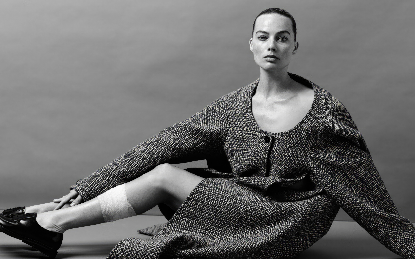 Грустная девушка актриса Марго Робби в сером пальто